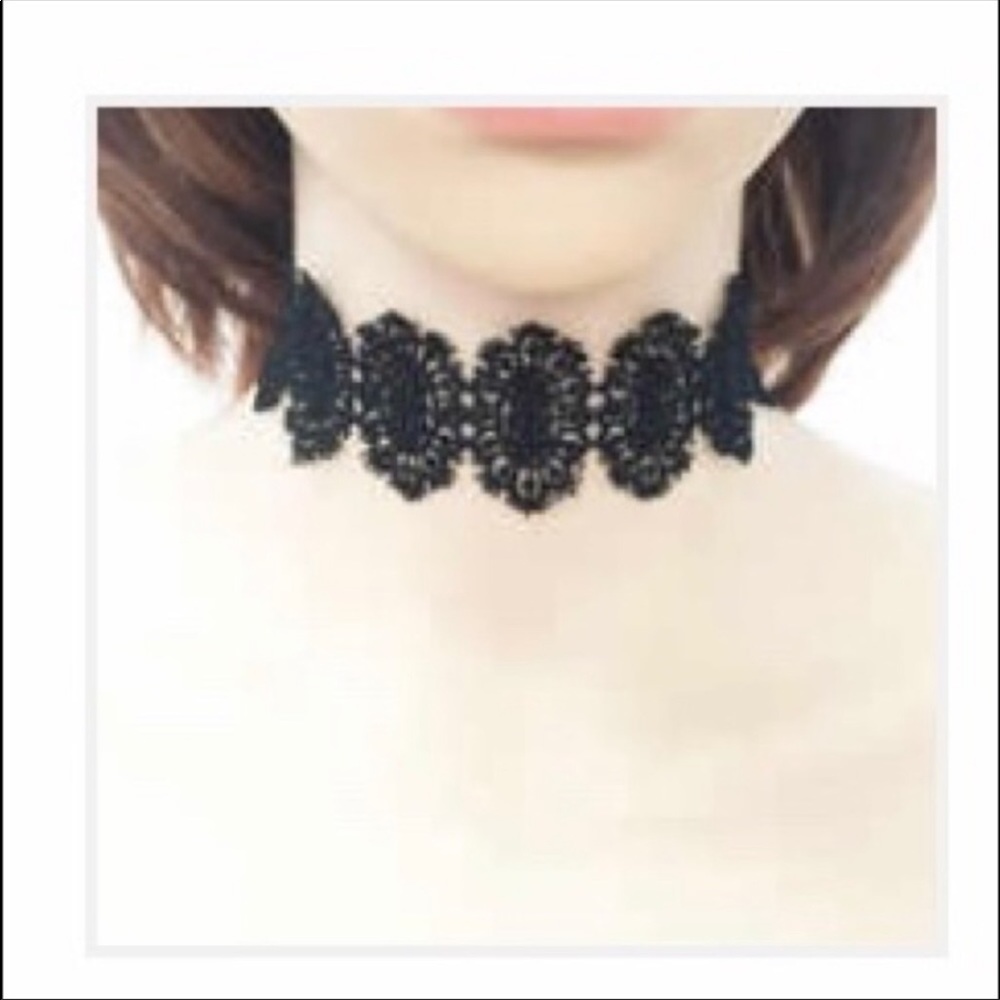 Lace choker